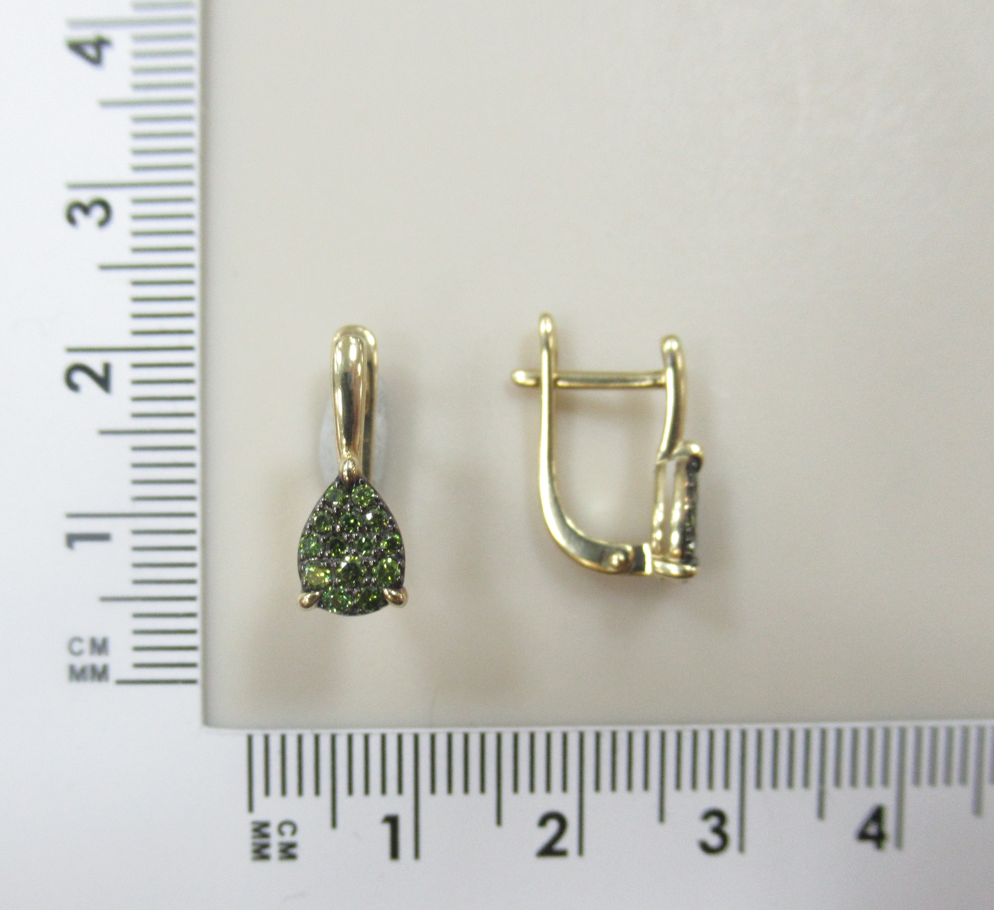 Серьги из желтого золота с зелеными бриллиантами